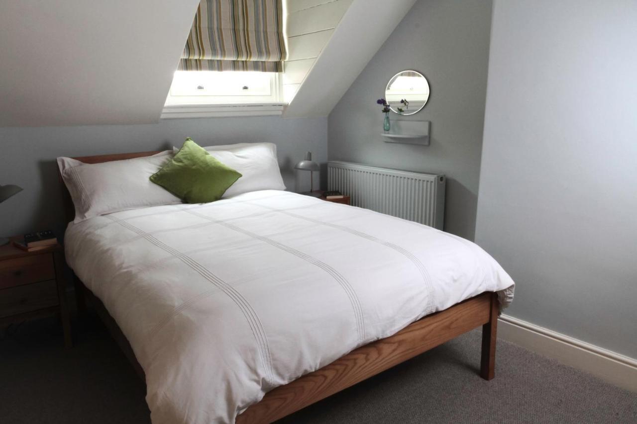 Number 6 Bed & Breakfast Whitby Exterior photo